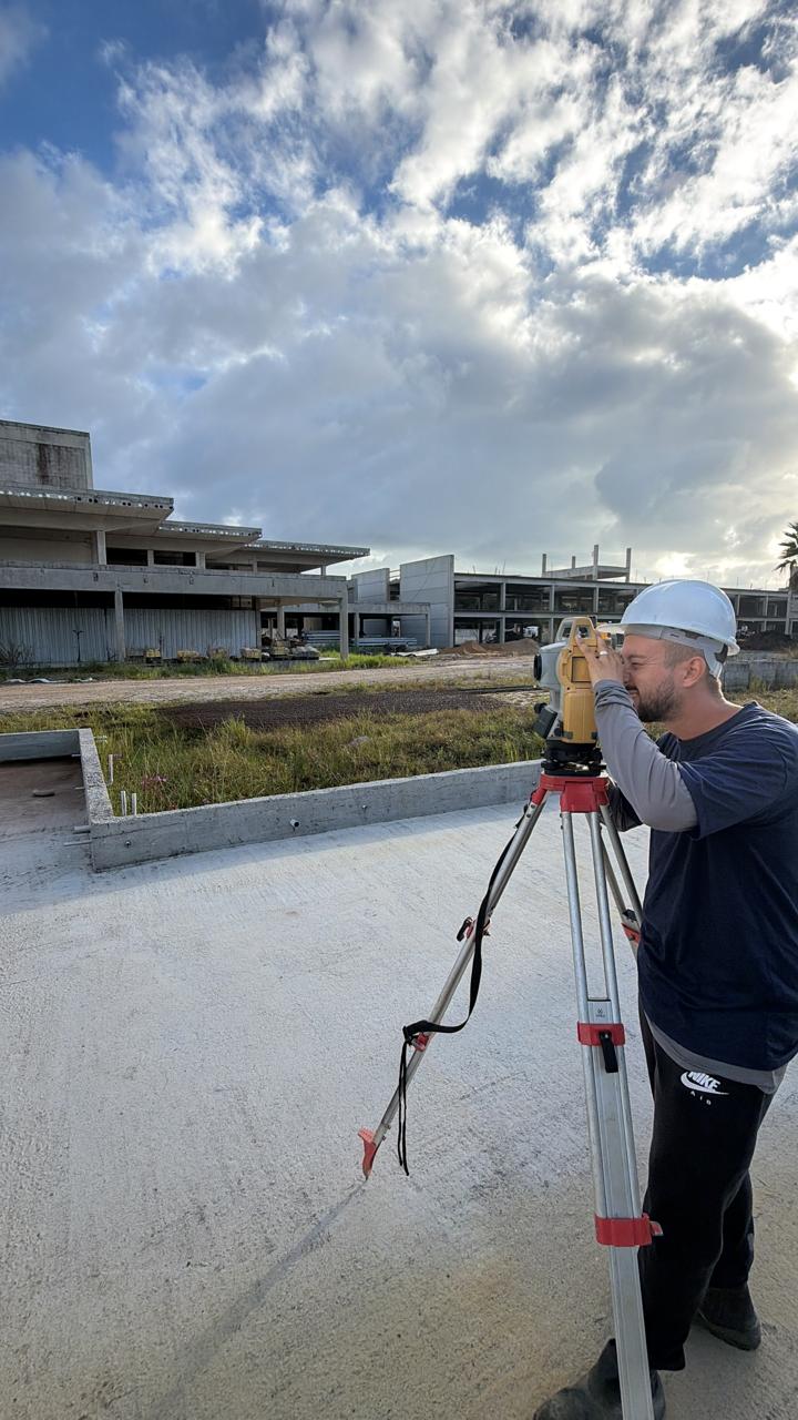 Profissional da Siemann realizando levantamento com estação total em uma obra