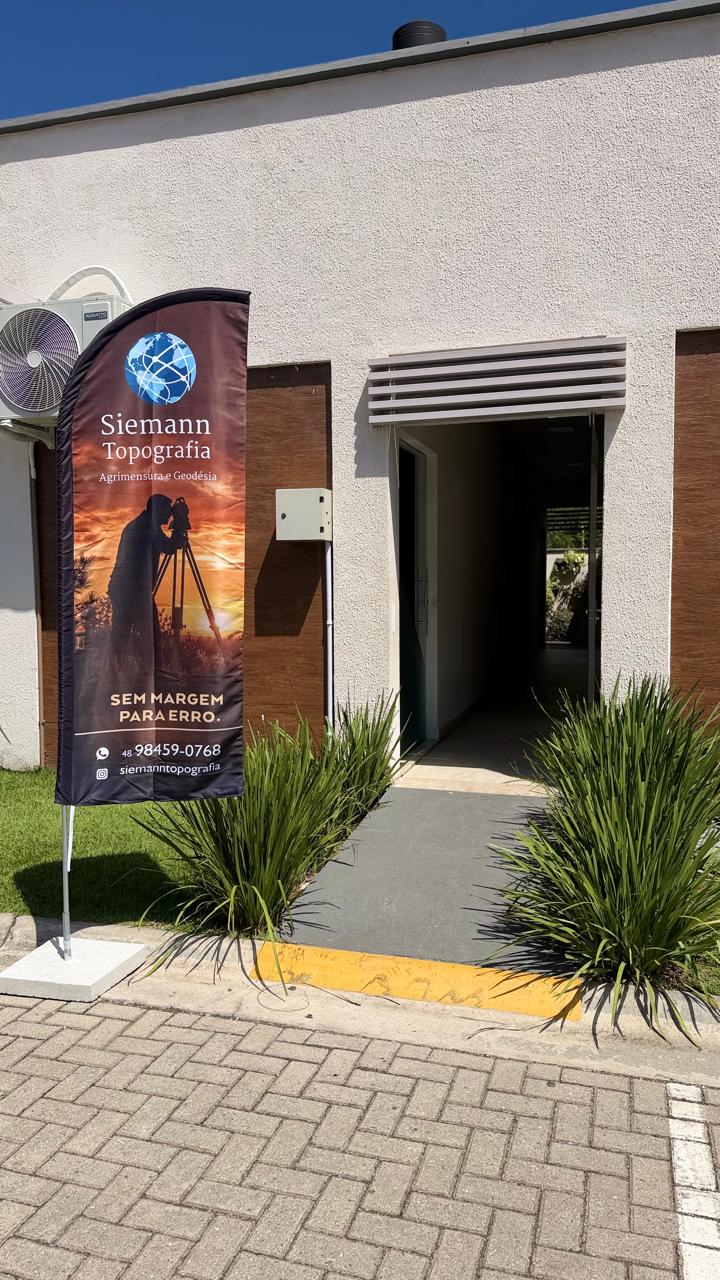 Identidade visual da Siemann Topografia em atendimento presencial