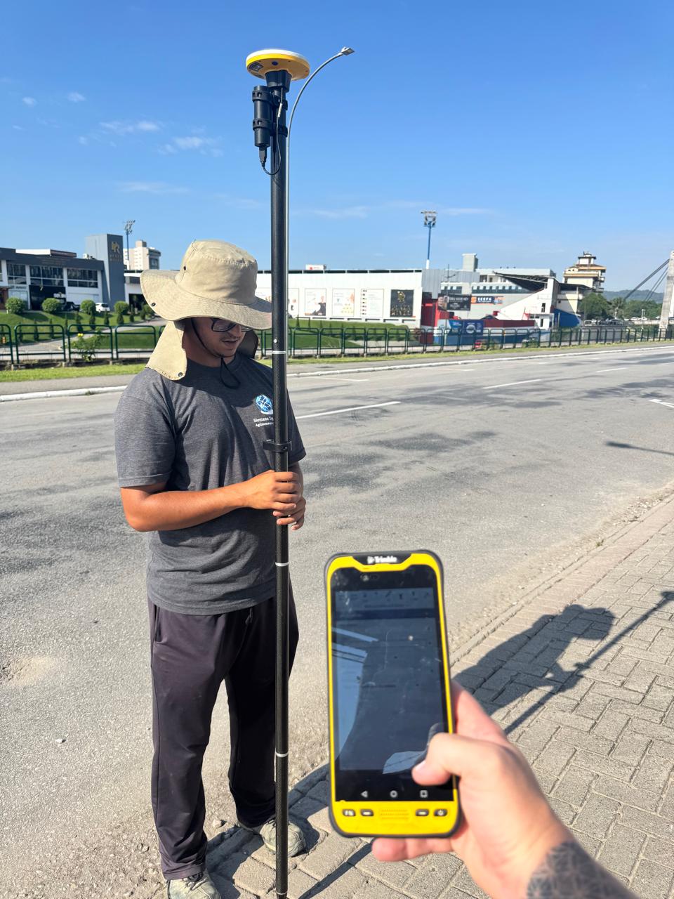 Profissional da Siemann operando receptor GNSS em área urbana