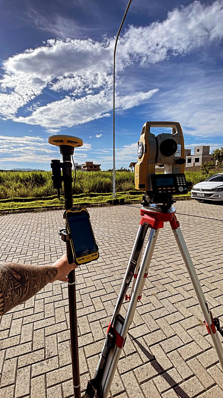 Receptor GNSS e estação total da Siemann em atividade de campo