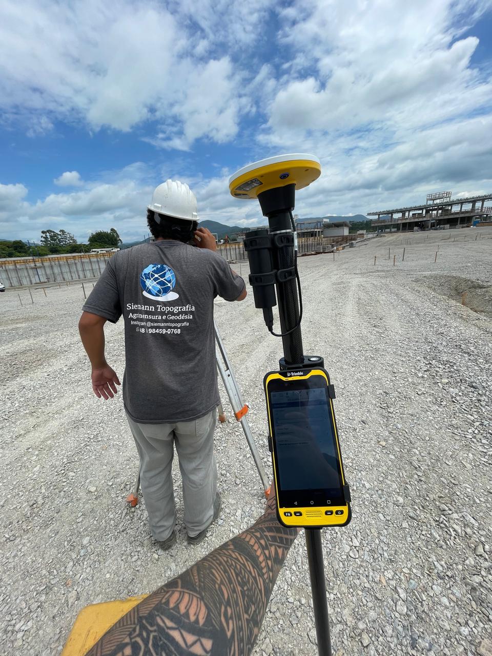 Equipe da Siemann em levantamento com receptor GNSS em canteiro de obras